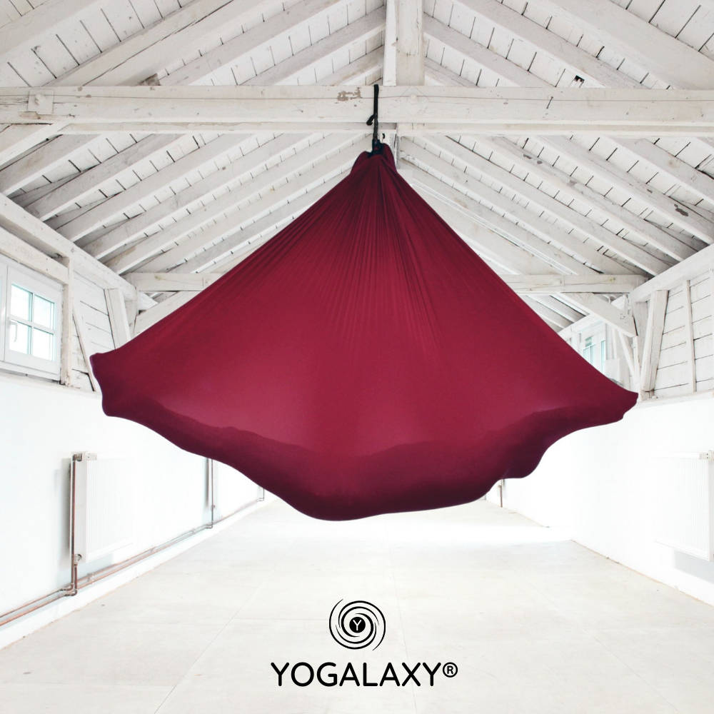 Aerial Yoga Tuch, aufgehängt im Raum, von Yogalaxy