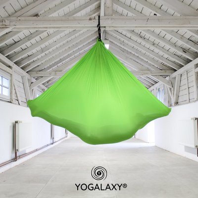 Aerial Yoga Tuch in Grün im Raum hängend von Yogalaxy