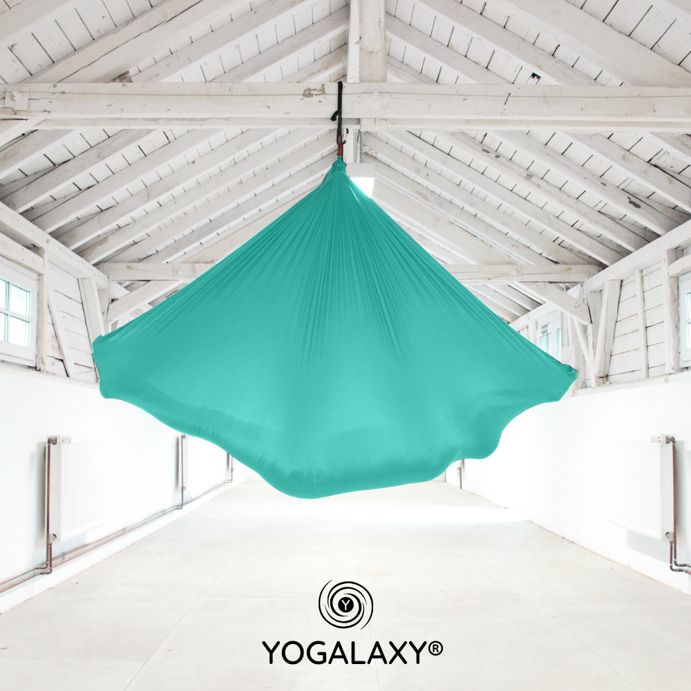 Aerial Yoga Tuch in Türkis hängend im Raum von Yogalaxy