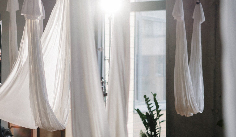 Aerial Yoga Tücher im Studio bei Yogalaxy
