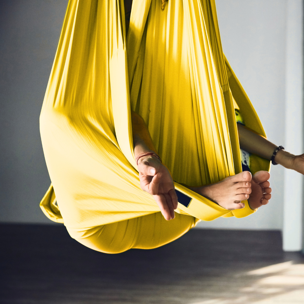 Aerial Yoga Tuch in Gelb hängend von Yogalaxy