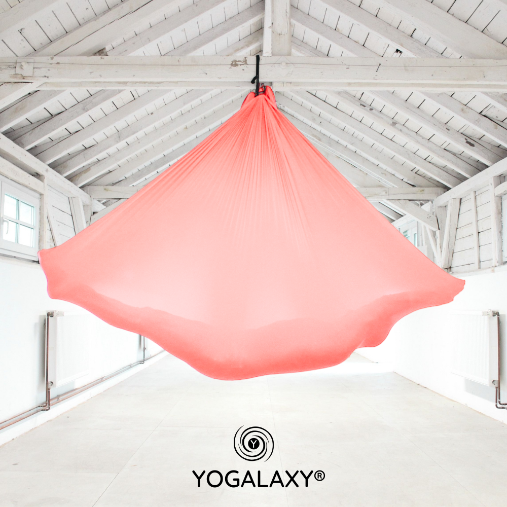 Aerial Yoga Tuch in Peach Pink hängend im Raum von Yogalaxy