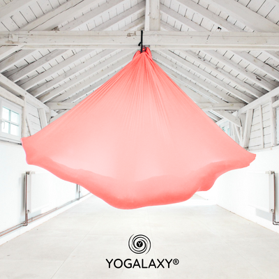 Aerial Yoga Tuch in Peach Pink hängend im Raum von Yogalaxy