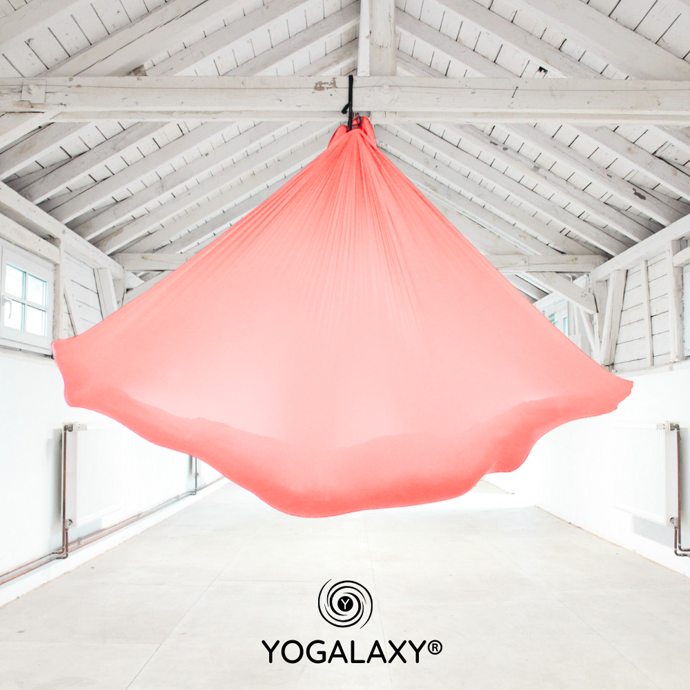 Aerial Yoga Tuch in Peach hängend im Raum von Yogalaxy