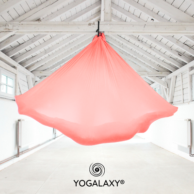 Aerial Yoga Tuch in Peach hängend im Raum von Yogalaxy