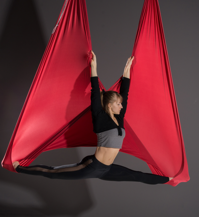 Aerial Yoga Tuch Rot von Yogalaxy - Spagat in der Luft