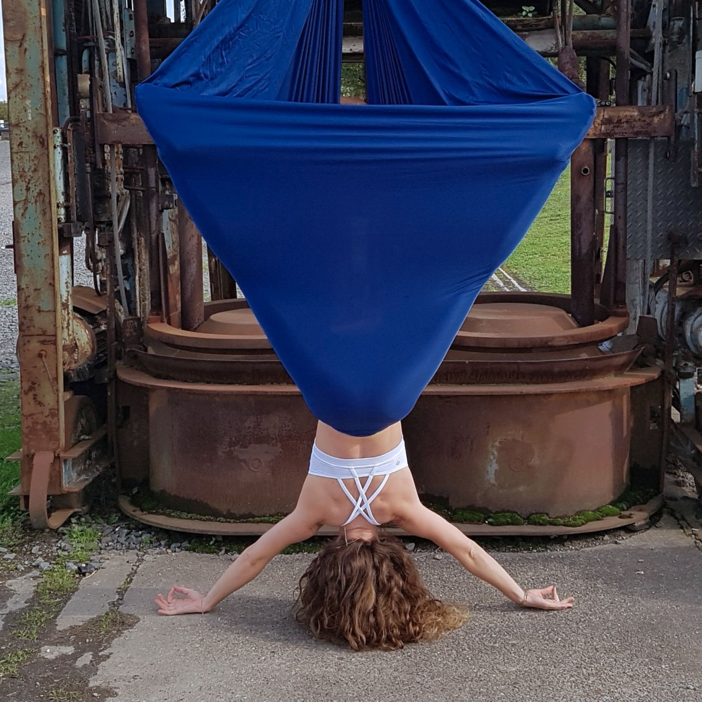 Aerial Yoga Tuch dunkelblau - Yogalaxy, hängend