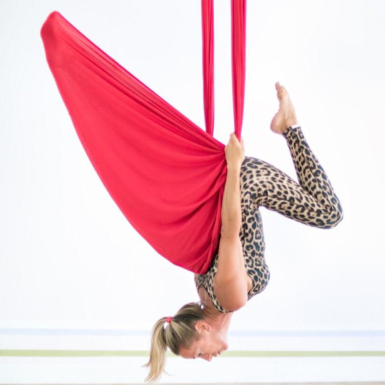 Aerial Yoga Tuch rot - Yogalaxy Asana