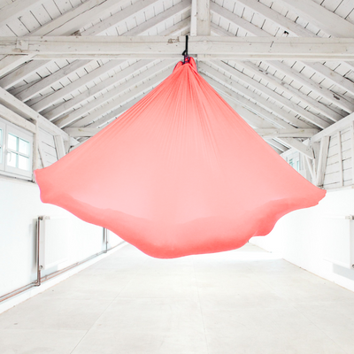 Aerial Yoga Tuch in Peach Pink hängend im Raum von Yogalaxy