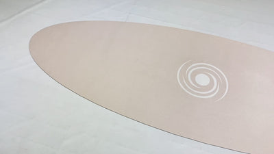 Ovale Yogamatte in Beige von Yogalaxy - Mikrofaseroberfläche aus recycelten PET Flaschen und natürlichem Gummi.