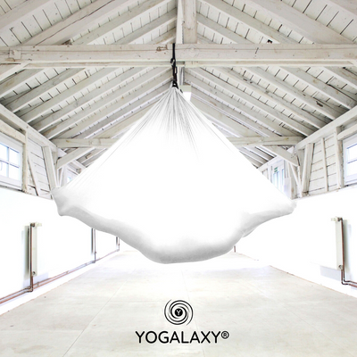 Aerial Yoga Tuch in Weiss hängend im Raum von Yogalaxy
