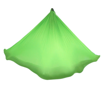 Aerial Yoga Tuch in Grün, hängend, von Yogalaxy