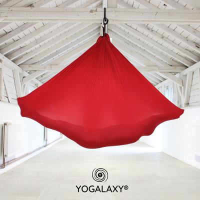 Aerial Yoga Tuch in Rot hängend im Raum von Yogalaxy