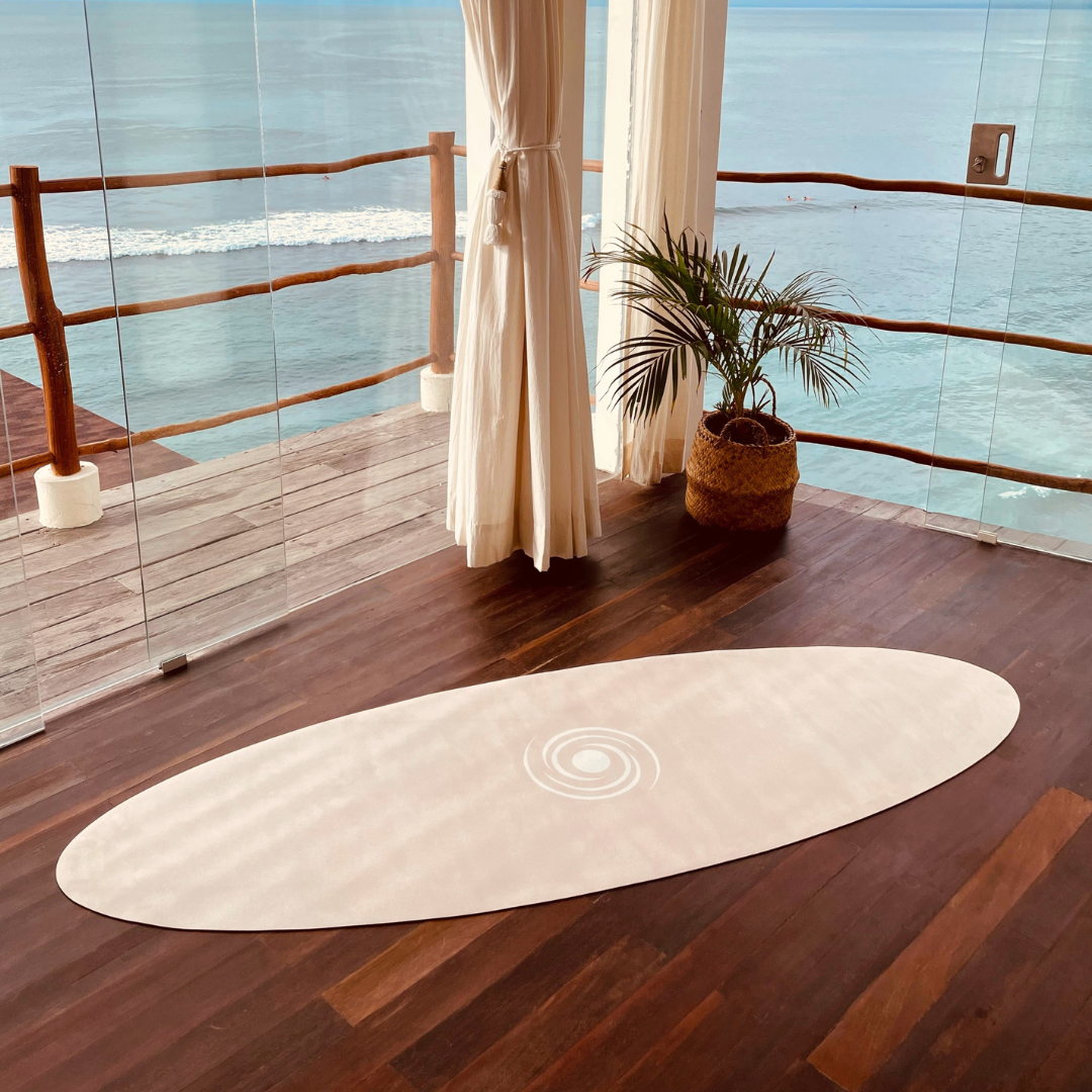 Ovale Yogamatte in Beige von Yogalaxy - als Designelement im Raum