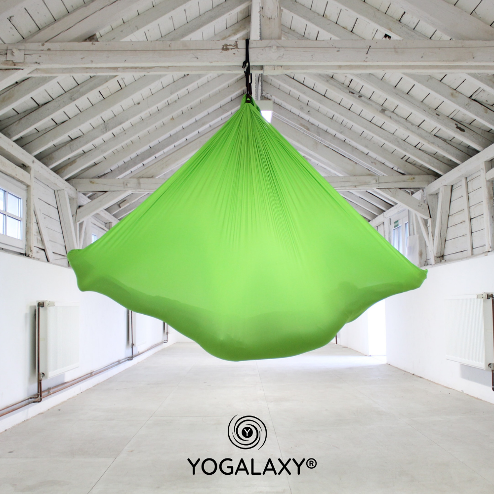 Aerial Yoga Tuch in Grün im Raum hängend von Yogalaxy