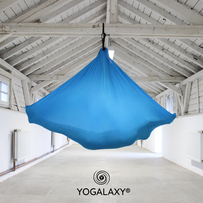 Aerial Yoga Tuch in Himmelblau hängend im Raum von Yogalaxy