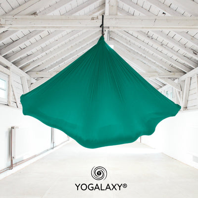 Aerial Yoga Tuch in Petrol hängend im Raum von Yogalaxy