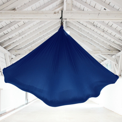 Aerial Yoga Tuch in Dunkelblau von Yogalaxy im Raum