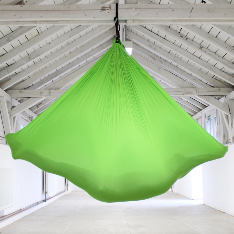 Aerial Yoga Tuch in Grün im Raum hängend von Yogalaxy