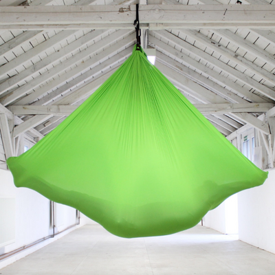 Aerial Yoga Tuch in Grün im Raum hängend von Yogalaxy