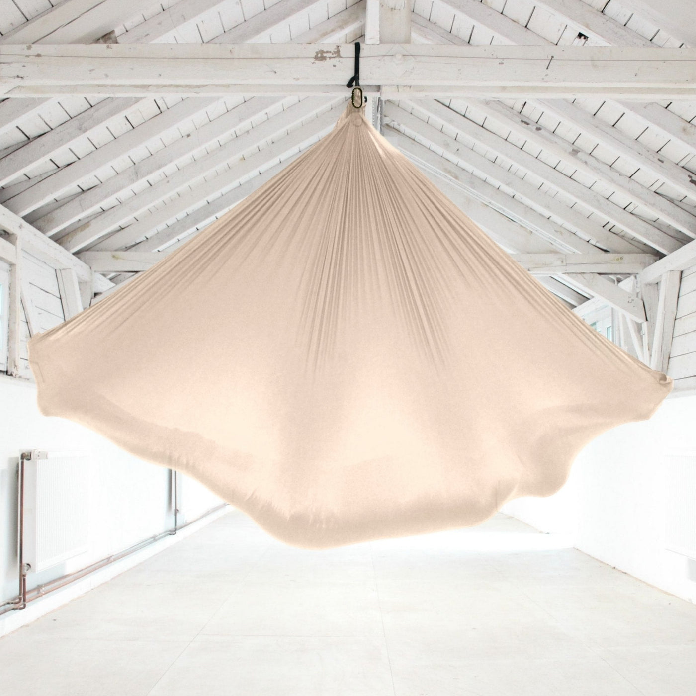 Aerial Yoga Tuch in Hellgold, Beige im Raum hängend Yogalaxy