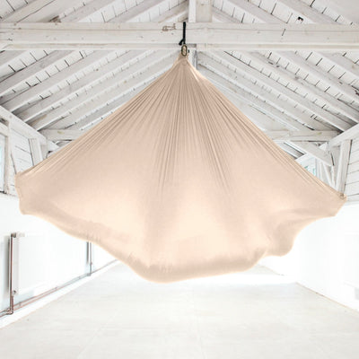 Aerial Yoga Tuch in Hellgold, Beige im Raum hängend Yogalaxy