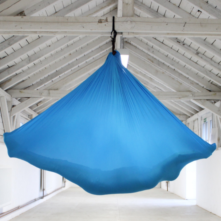 Aerial Yoga Tuch in Himmelblau hängend im Raum von Yogalaxy