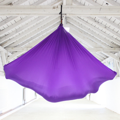 Aerial Yoga Tuch in Lila von Yogalaxy im Raum