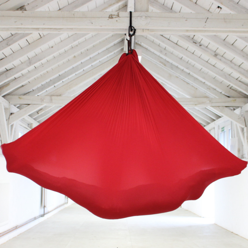 Aerial Yoga Tuch in Rot hängend im Raum von Yogalaxy