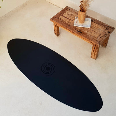 Ovale Yogamatte in Schwarz von Yogalaxy als Dekoelement